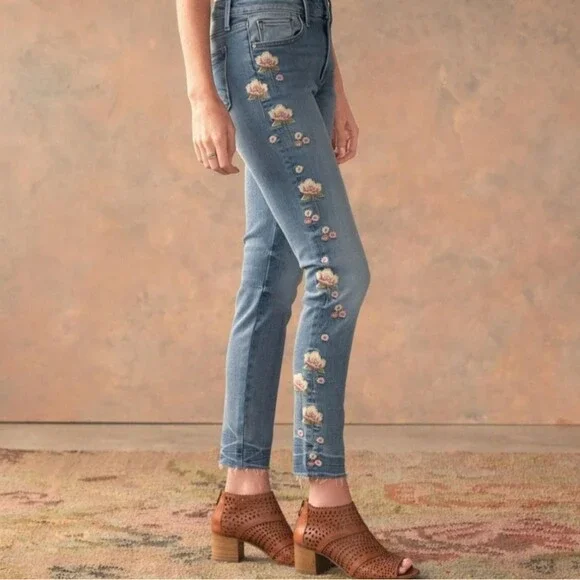 Driftwood Regular Wash Jackie Floral Embroidered High Rise Jeans Size 32 - Picture 2 of 13